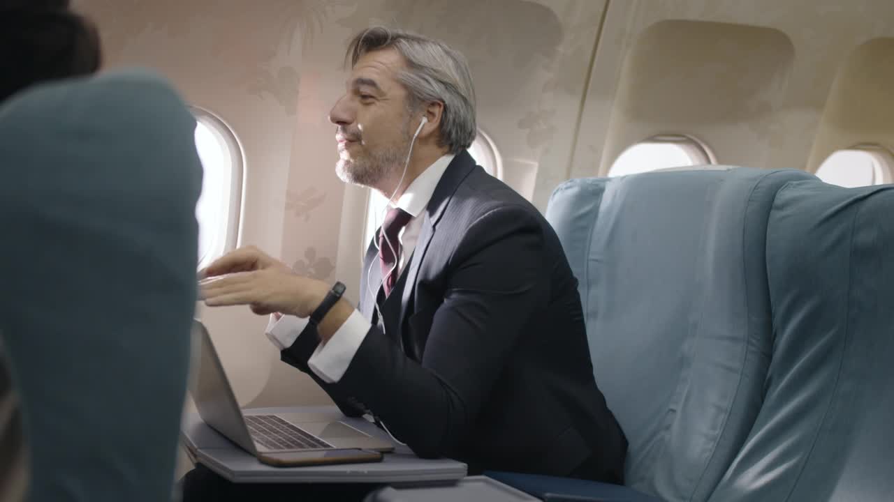 资深白人商人在飞行中享受音乐视频下载