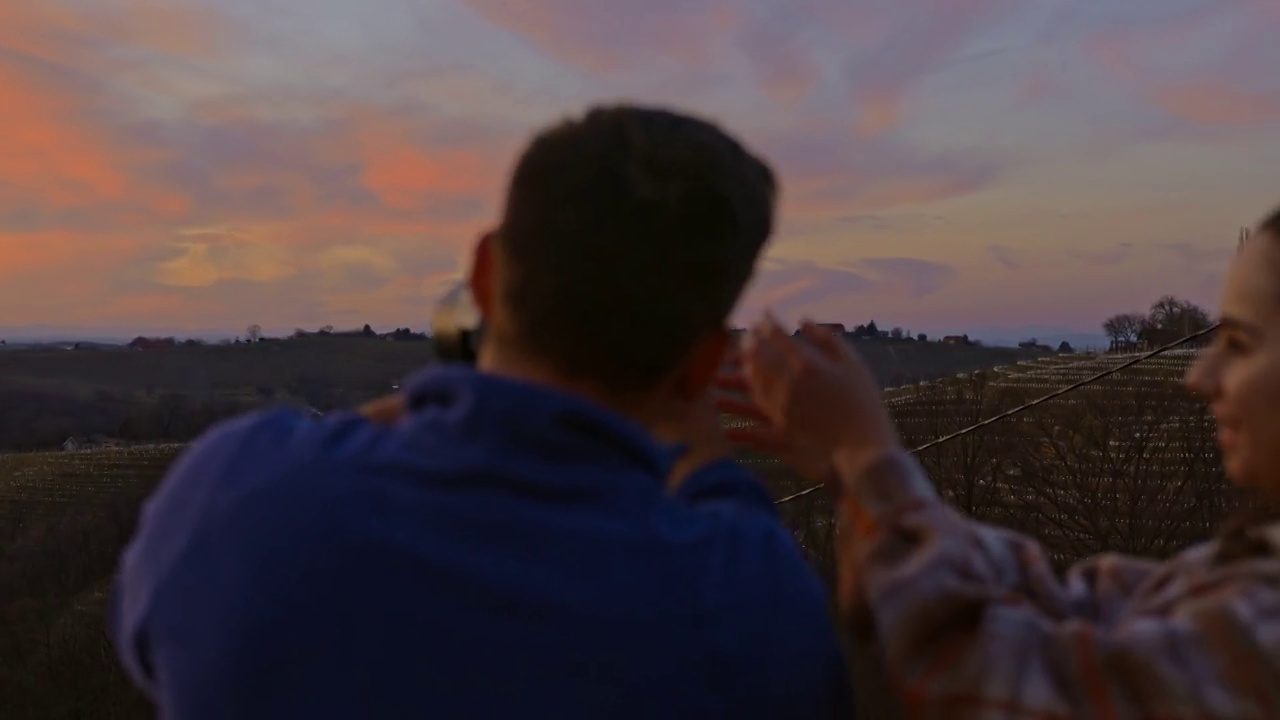 夫妇拍摄风景优美的山景在日落视频下载