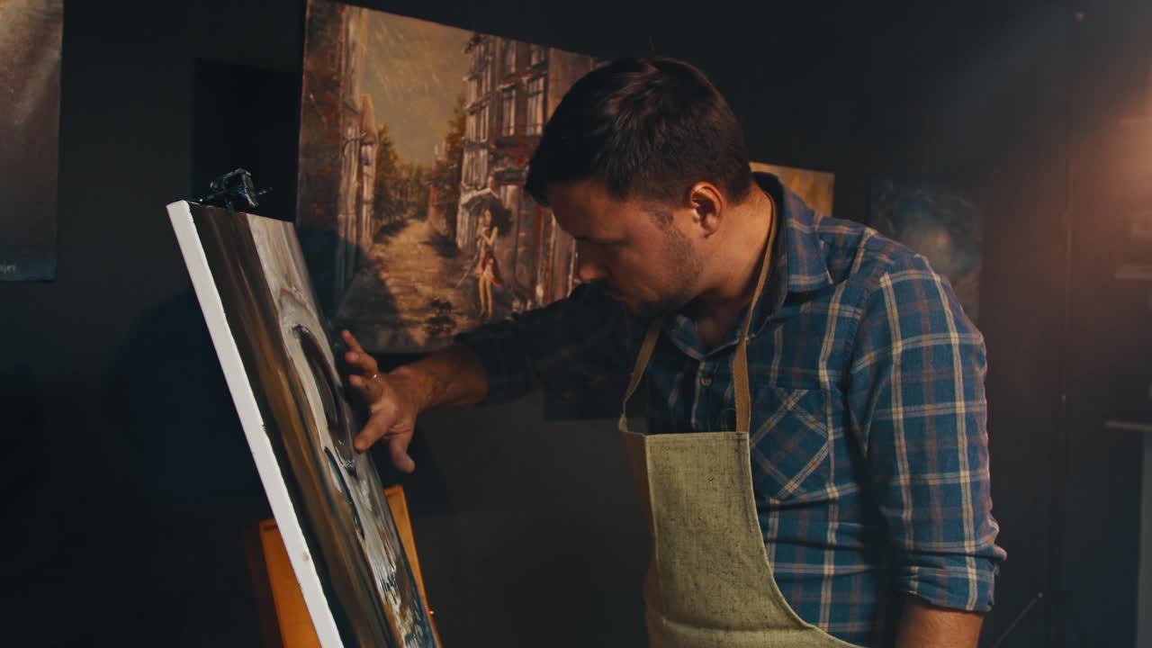 有才华的艺术家在艺术工作室用他的双手创作一幅油画。视频素材