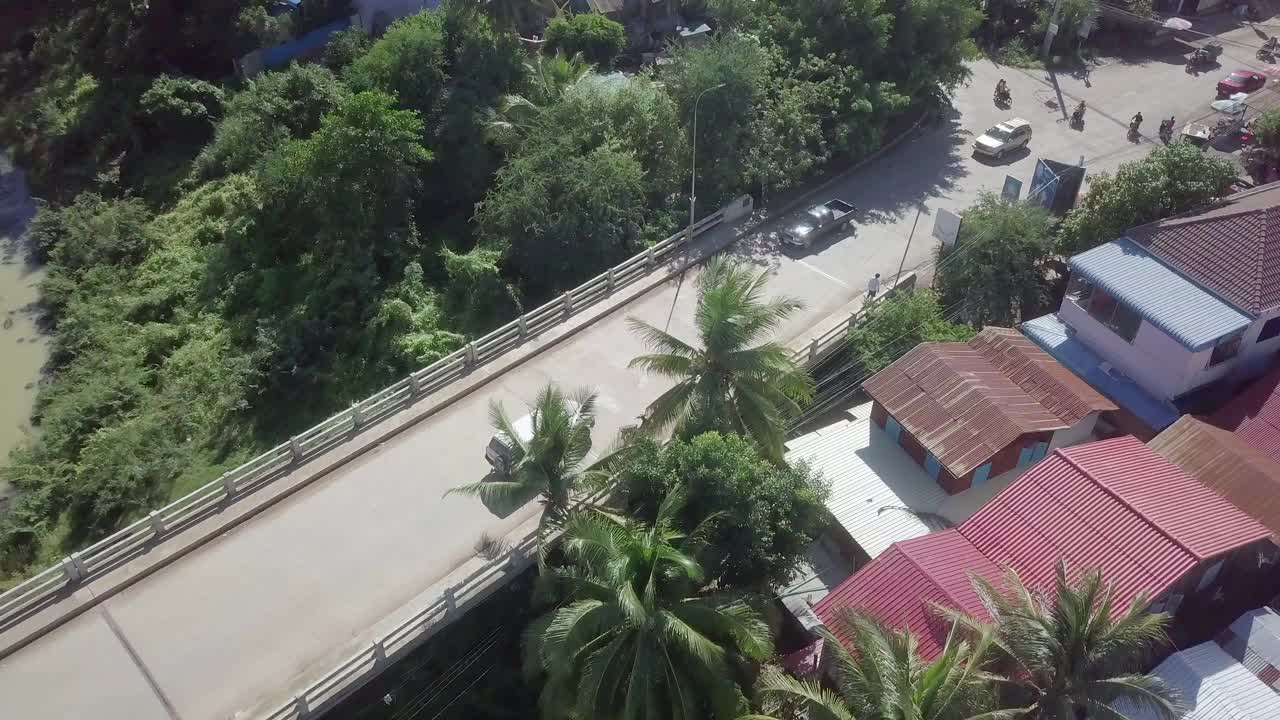无人机在一个村庄的十字路口拍摄车辆行驶视频素材