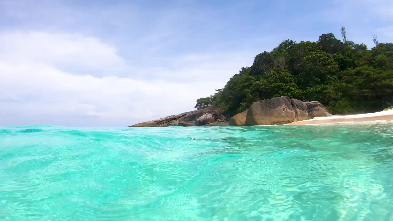 泰国的热带蓝色海洋和水下的白沙。视频下载