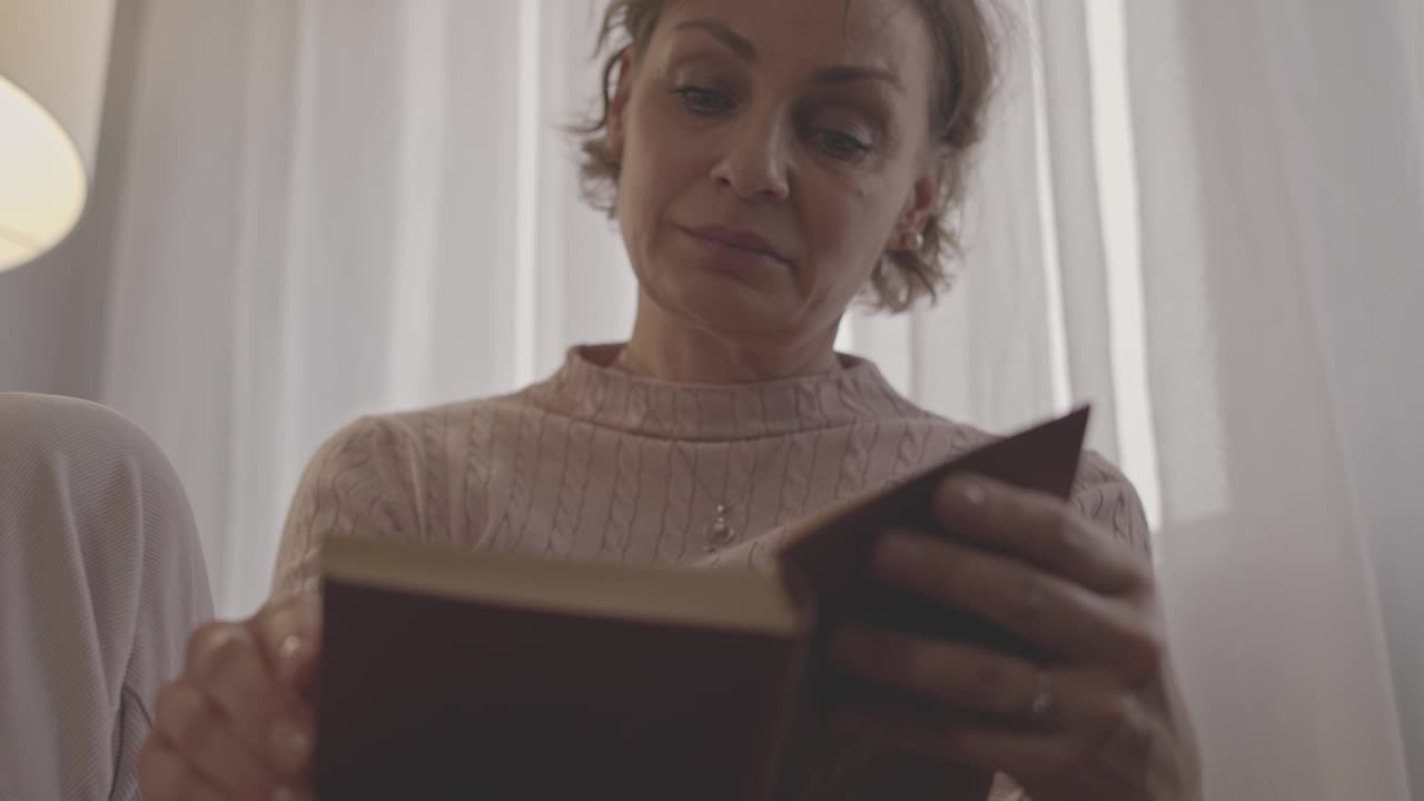 一个女人在看一本有趣的书视频素材