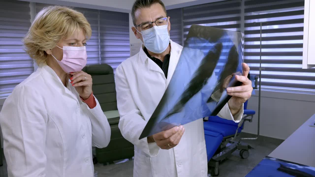 医生佩戴防护口罩，进行x光检查视频素材