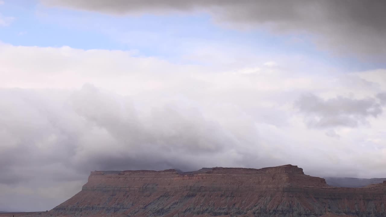 犹他州遥远高原上空戏剧性云的时间流逝视频素材