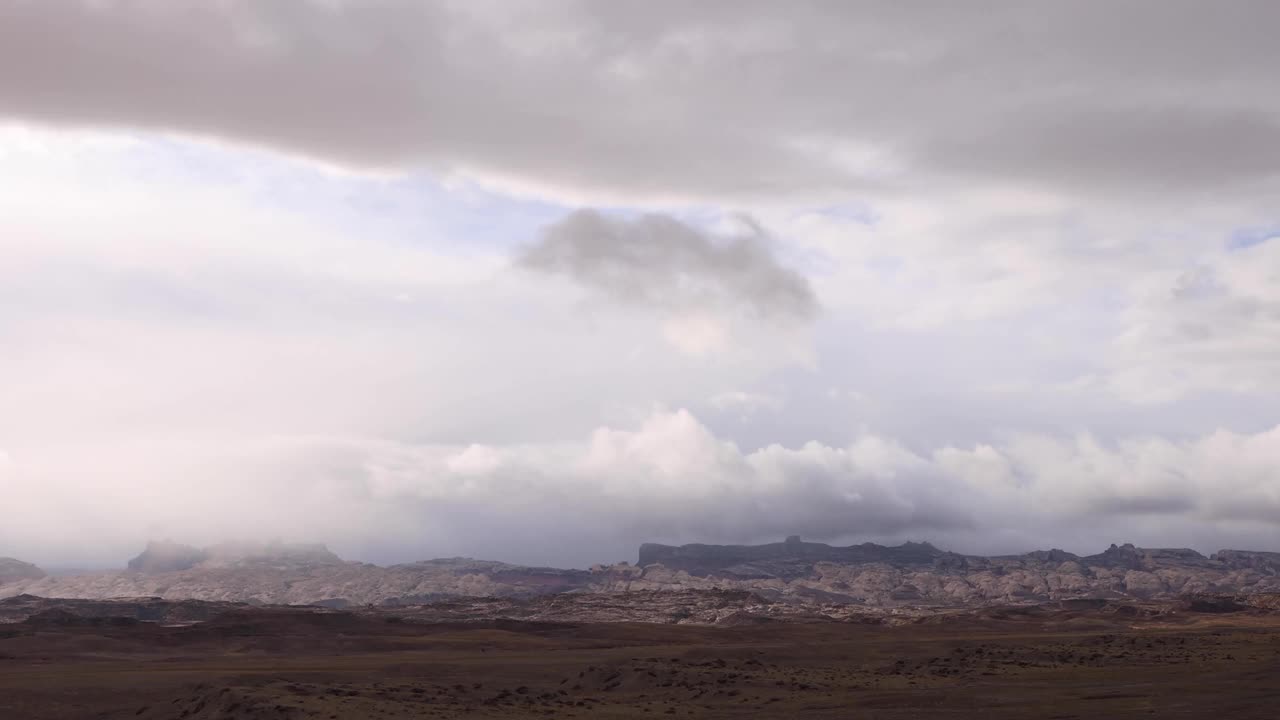 史诗般的云在巨大遥远的山脊上流动的时间流逝视频素材