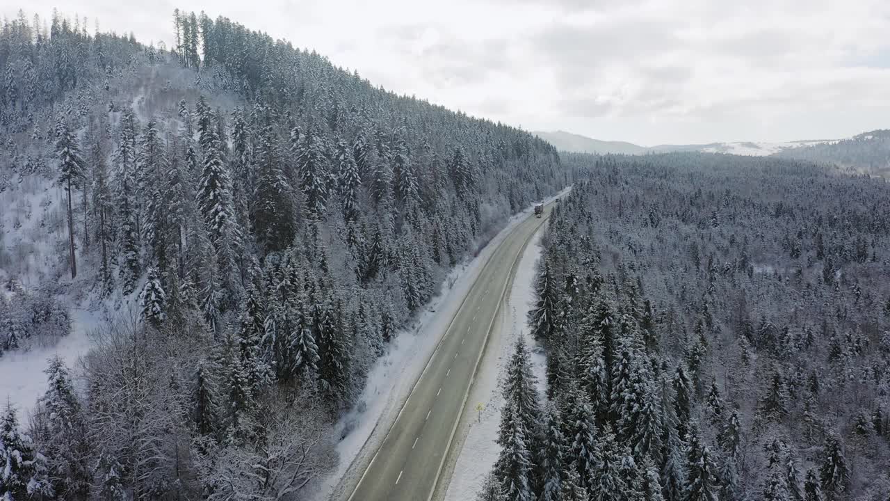 喀尔巴阡山脉冬季公路鸟瞰图视频下载