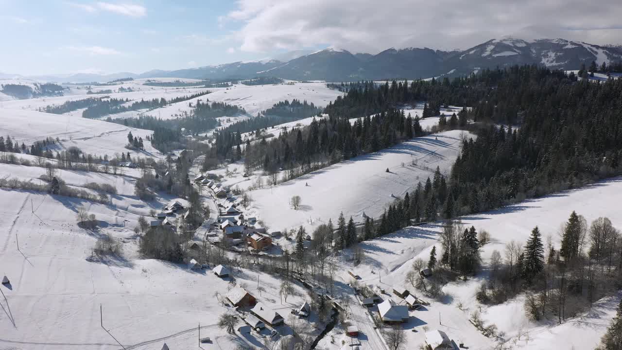 冬季喀尔巴阡山脉的鸟瞰图视频下载