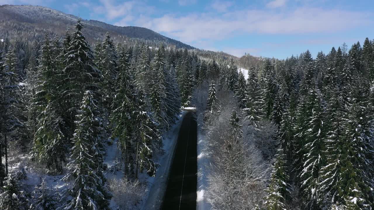 冬季喀尔巴阡山脉的鸟瞰图视频下载