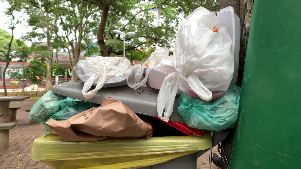 垃圾在城市里，满是废弃塑料袋视频素材
