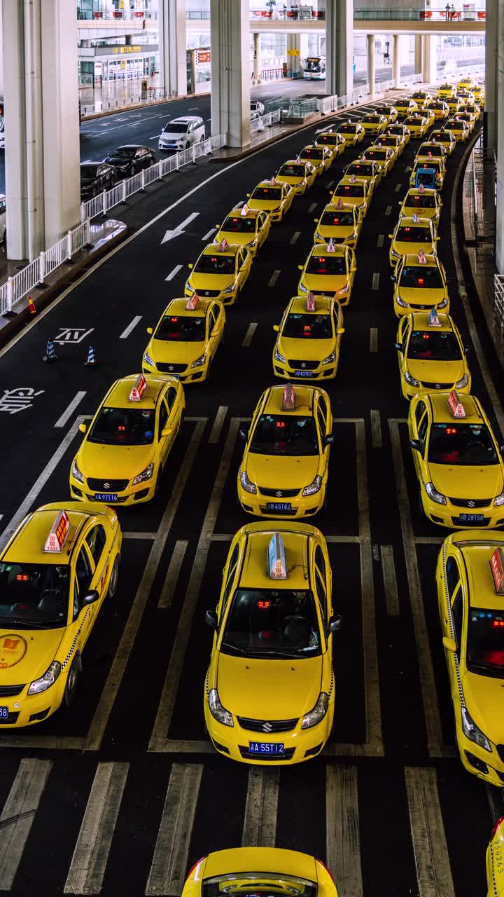 机场出口处繁忙的黄色出租车排队视频下载