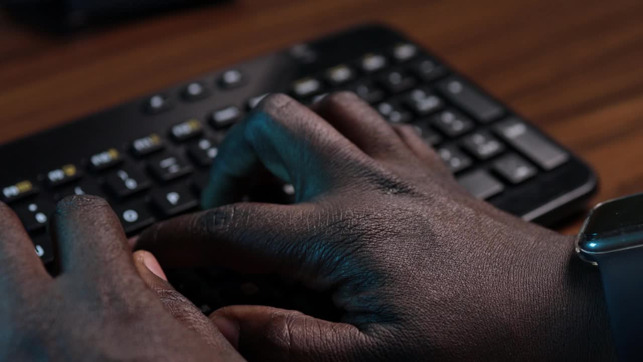非裔美国人在电脑键盘上打字视频素材