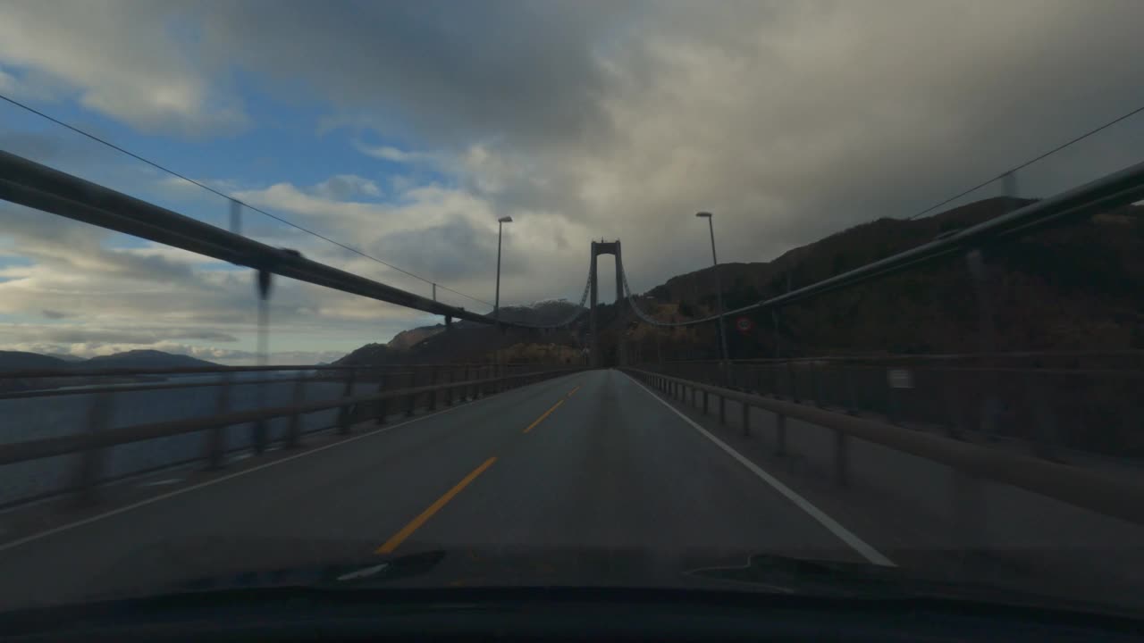 冬季驾驶POV汽车:过桥视频素材