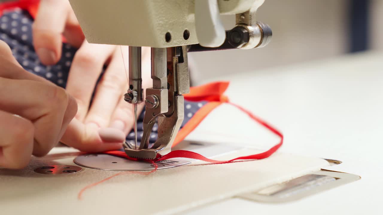 合格的女裁缝用缝纫机制作面具视频下载