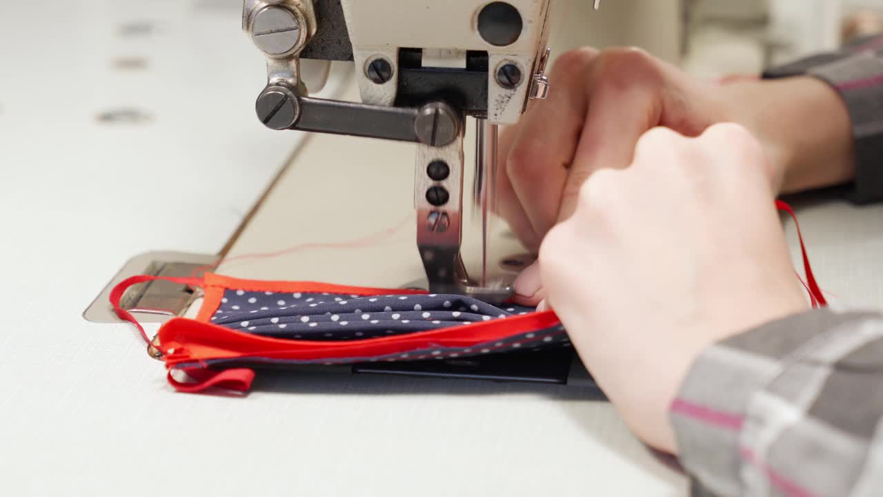 女裁缝在缝纫机上做呼吸面罩视频素材