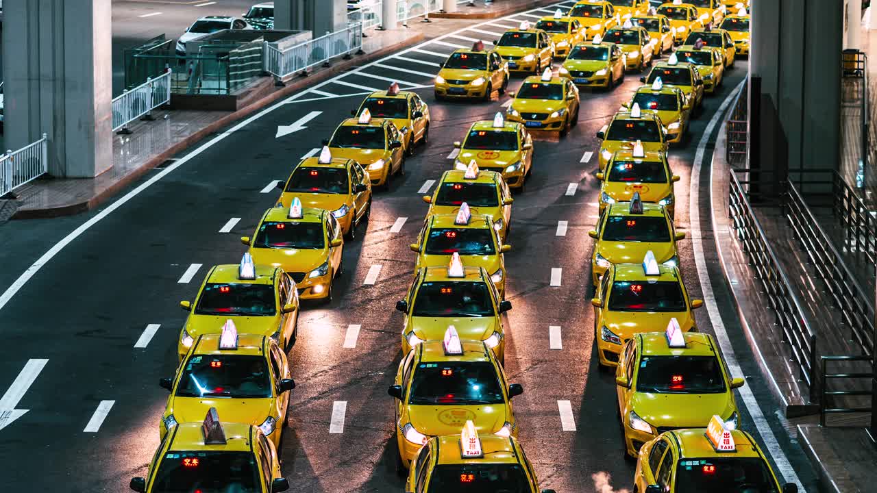 T/L TD晚上在机场出口处繁忙的黄色出租车排队视频下载