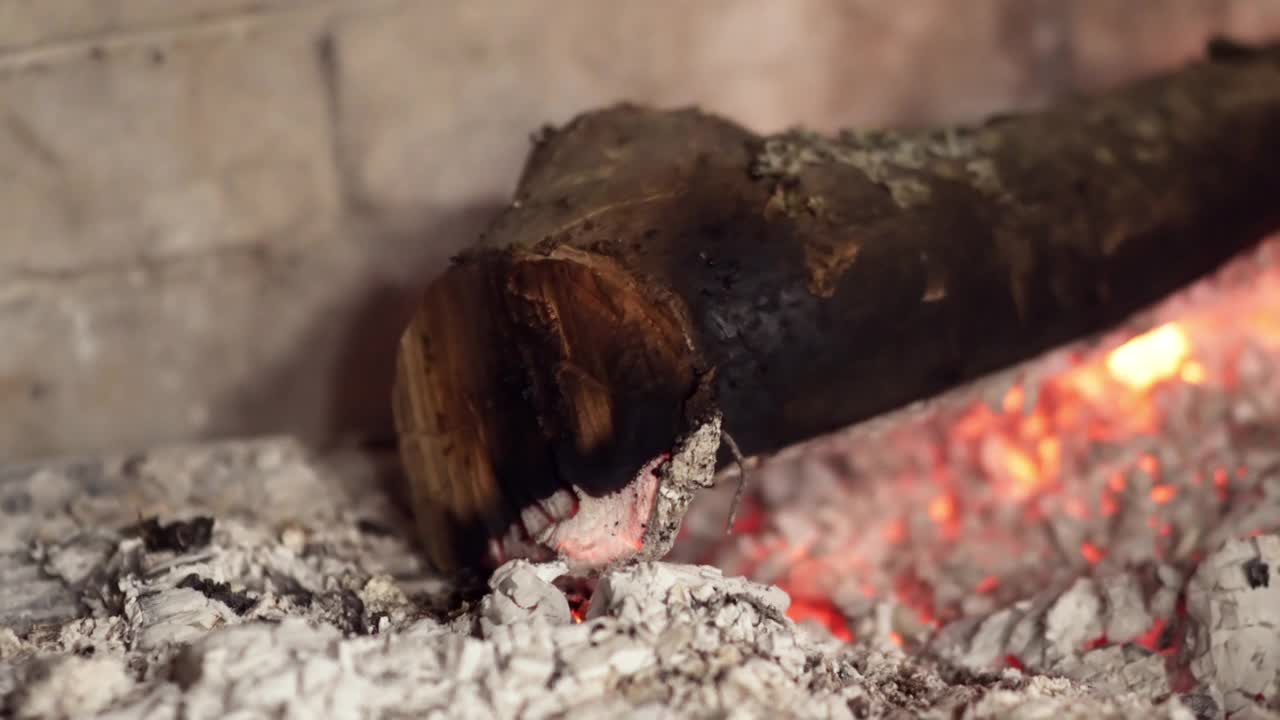 在壁炉中燃烧的柴火靠近，选择性聚焦视频下载