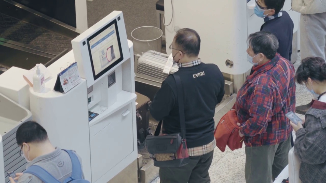 中国上海，乘客在机场办理行李托运。视频素材
