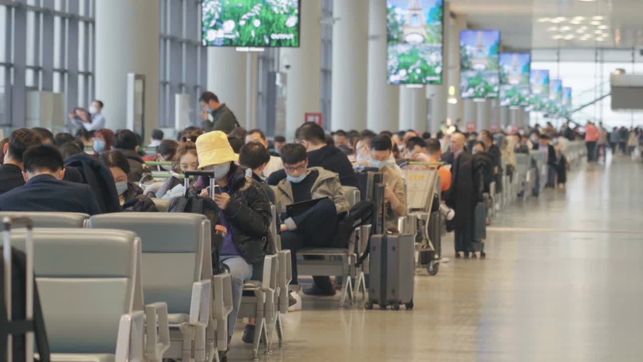 乘客们在中国上海的机场。视频下载