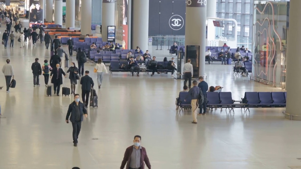 乘客们在中国上海的机场。视频素材