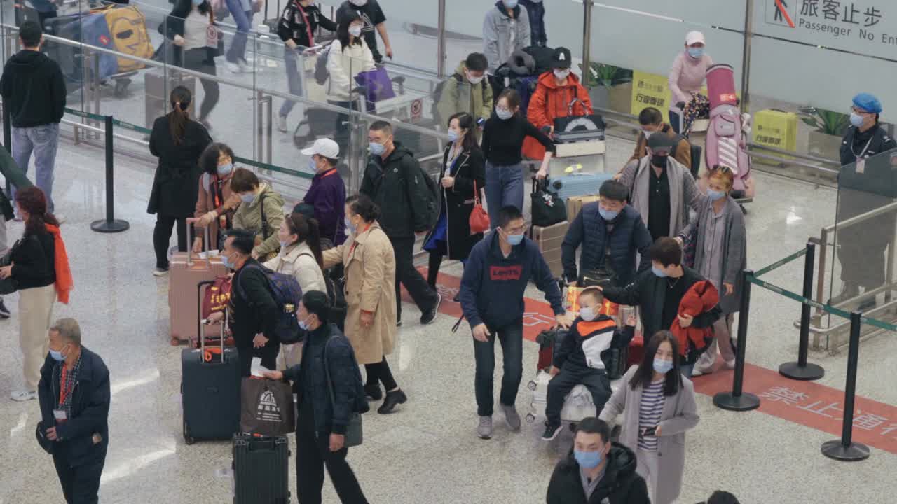 乘客抵达中国上海机场。视频素材