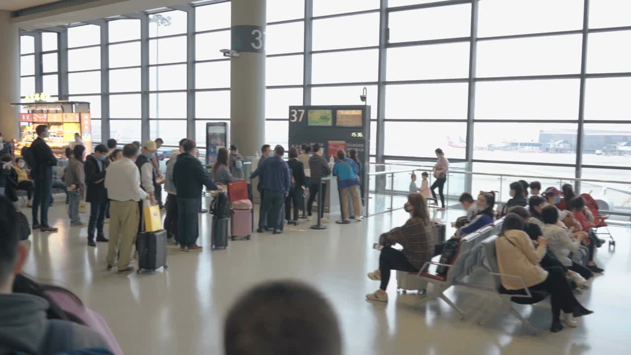 乘客们在中国上海的机场。视频素材