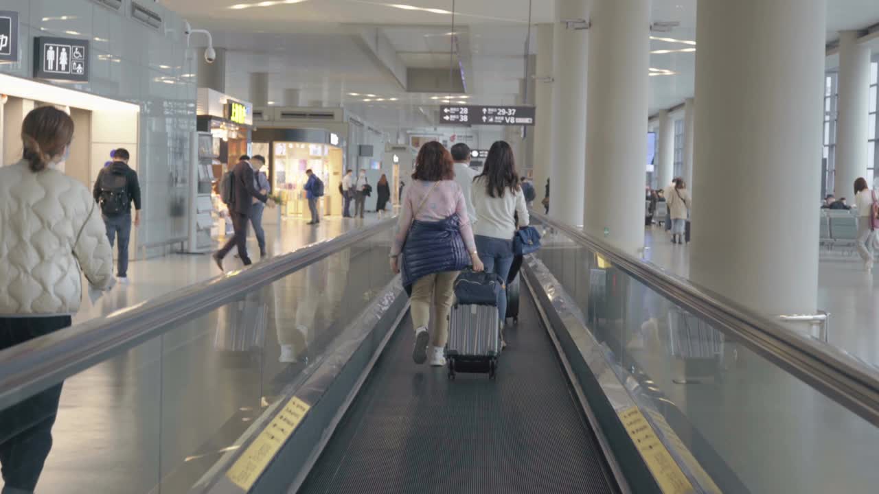 乘客们在中国上海的机场。视频下载