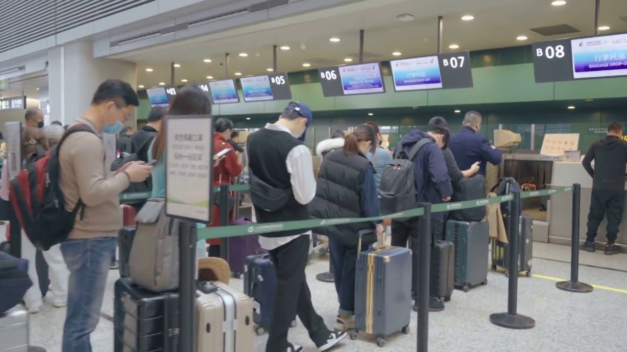 中国上海，乘客在机场办理行李托运。视频素材