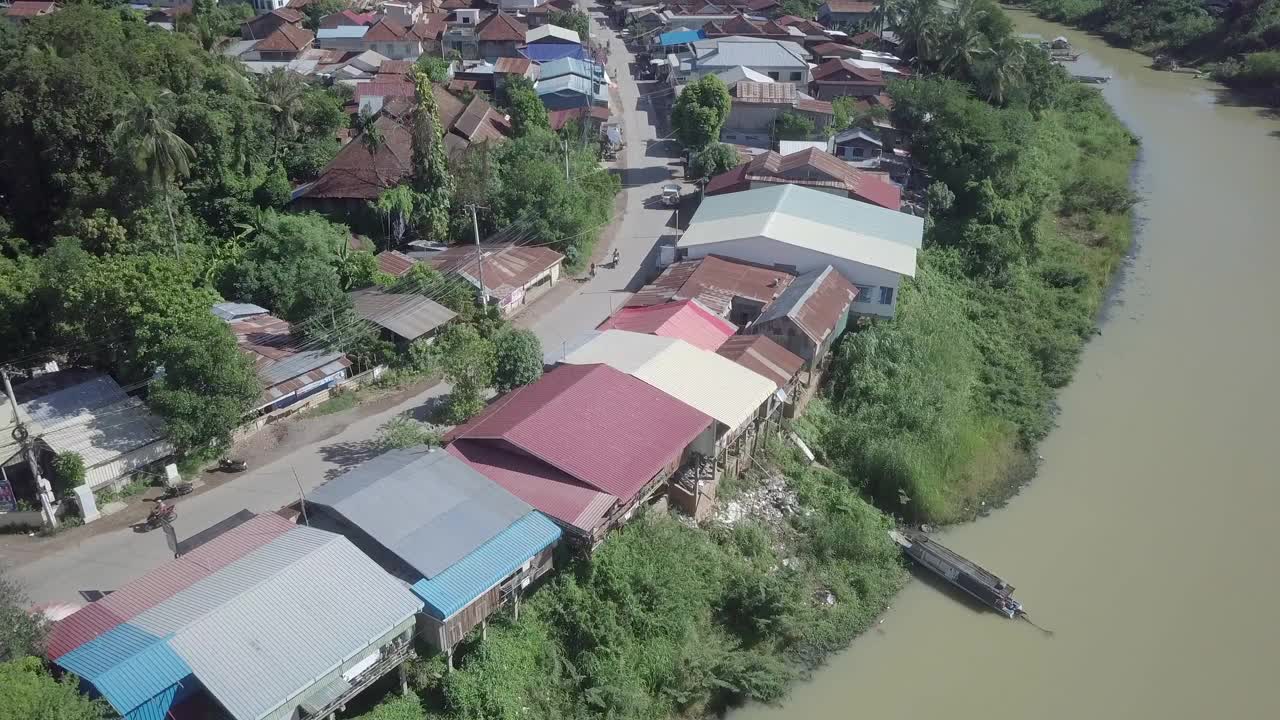 飞过一条沿着河穿过亚洲村的小路视频素材