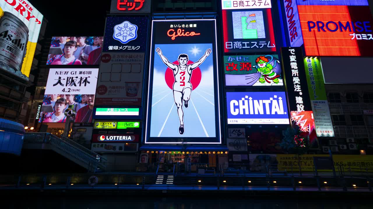 4k延时:日本大阪道顿堀购物街上的LED数字广告牌。视频素材