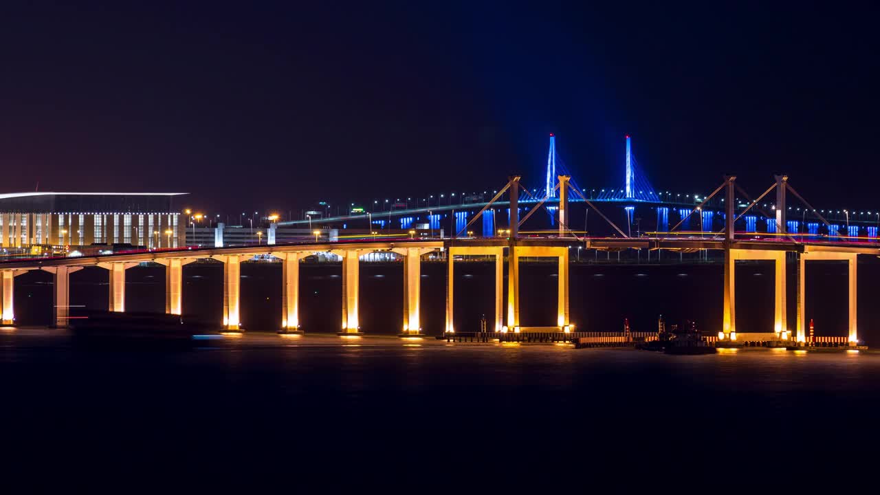 4K时间推移:港珠澳大桥和阿米扎德大桥夜间交通。视频下载