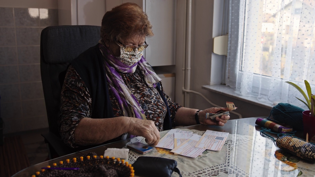 老年妇女居家隔离期间担心经济问题视频下载