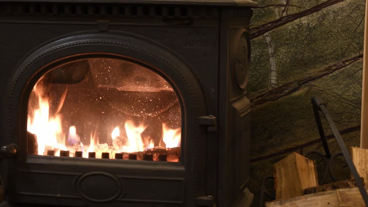 仿古铸铁木质燃烧器客厅炉与火焰内视频素材