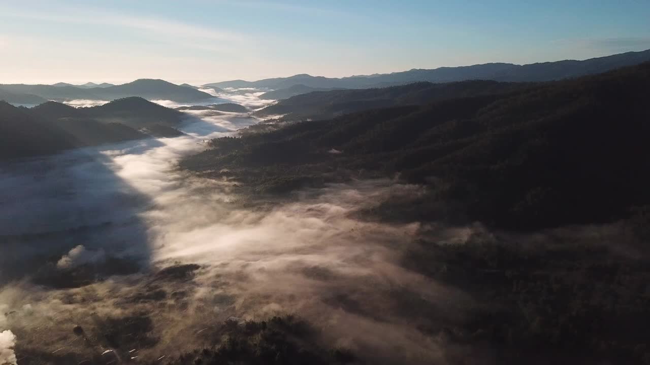 山雾和日出鸟瞰图视频素材