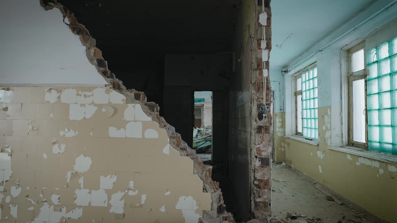 年久失修的旧工业建筑。墙壁被破坏了，油漆和灰尘都剥落了视频素材