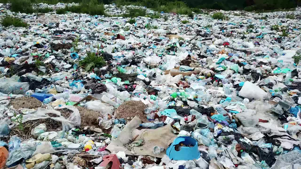 海洋垃圾、垃圾填埋场、海洋带来的垃圾、垃圾平台。环境污染与环境灾难的概念。视频素材