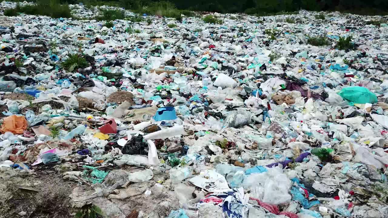 海洋垃圾、垃圾填埋场、海洋带来的垃圾、垃圾平台。环境污染与环境灾难的概念。视频素材