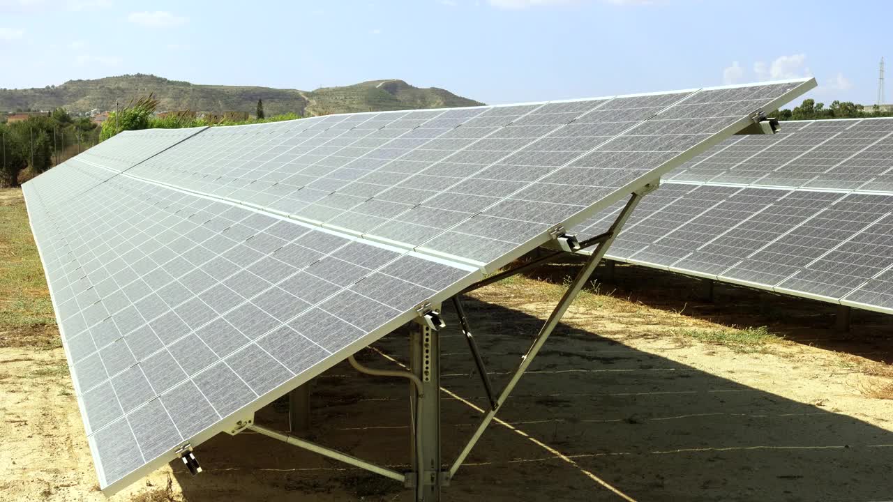田野里布满灰尘的太阳能电池板。绿色自然能源收集。环保电源视频素材