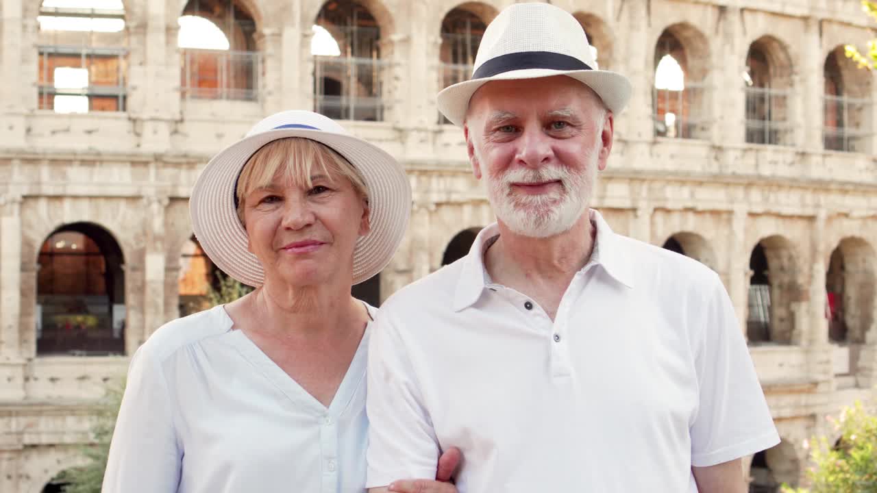 肖像傻老夫妇享受假期在罗马意大利。一位老人竖起大拇指表示“喜欢”视频素材