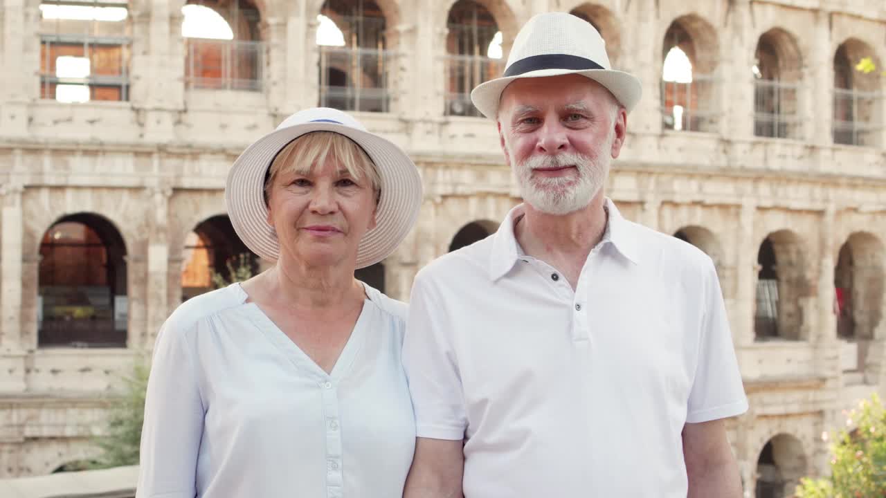 肖像有趣的资深夫妇享受假期在罗马。快乐的退休老人会做出“喜欢”的好手势视频素材