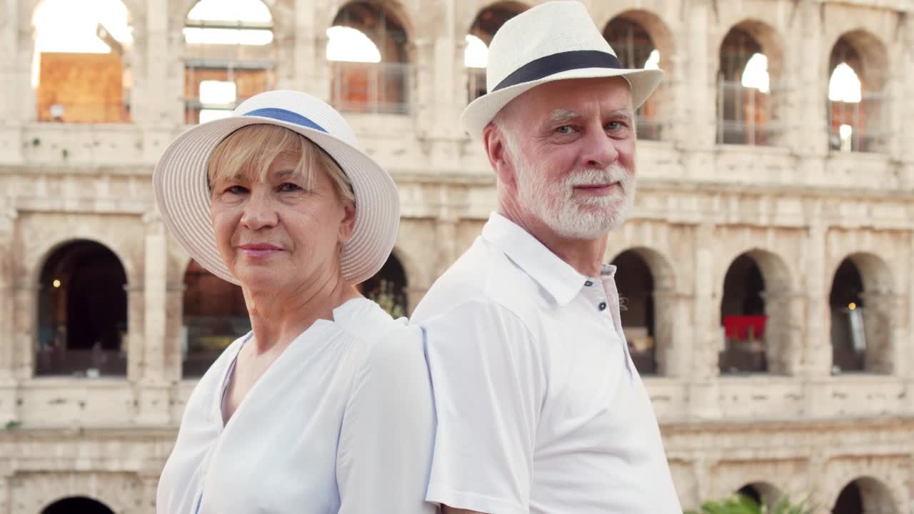 肖像老年夫妇享受假期在罗马。快乐的退休老人竖起大拇指表示“喜欢”视频下载