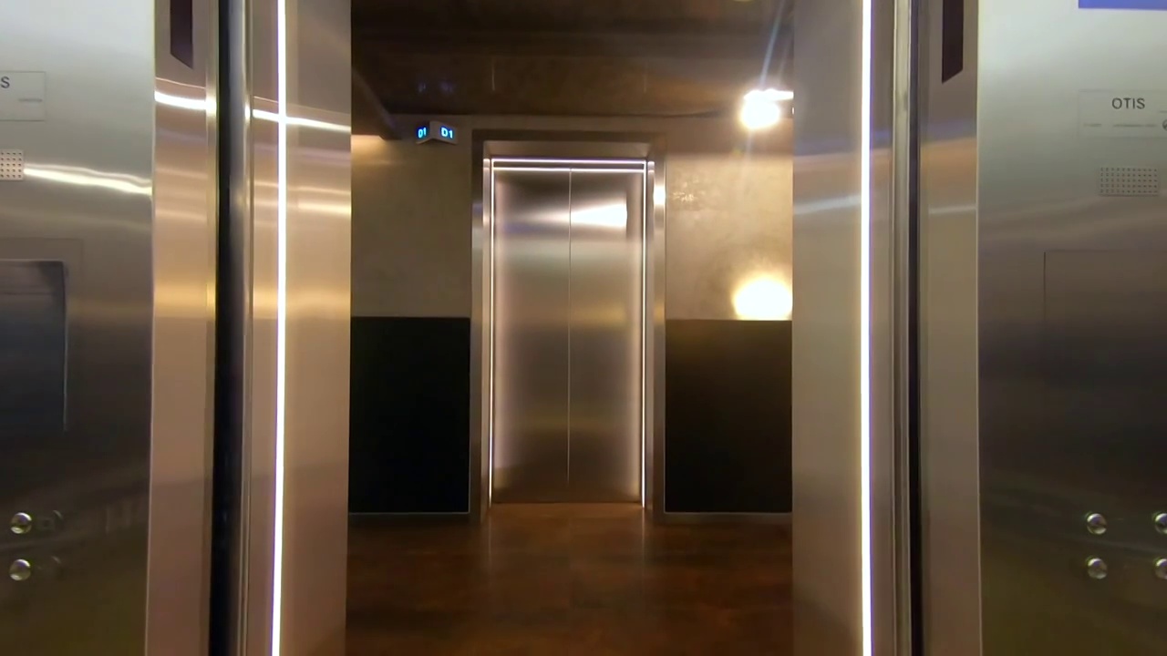 在现代办公大楼里关闭电梯门视频下载