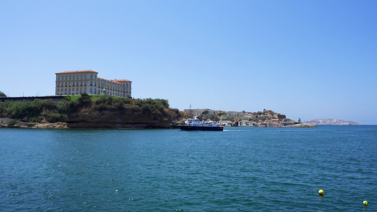 地中海和法国马赛老港口的景色。阳光明媚的马赛vieux港视频素材