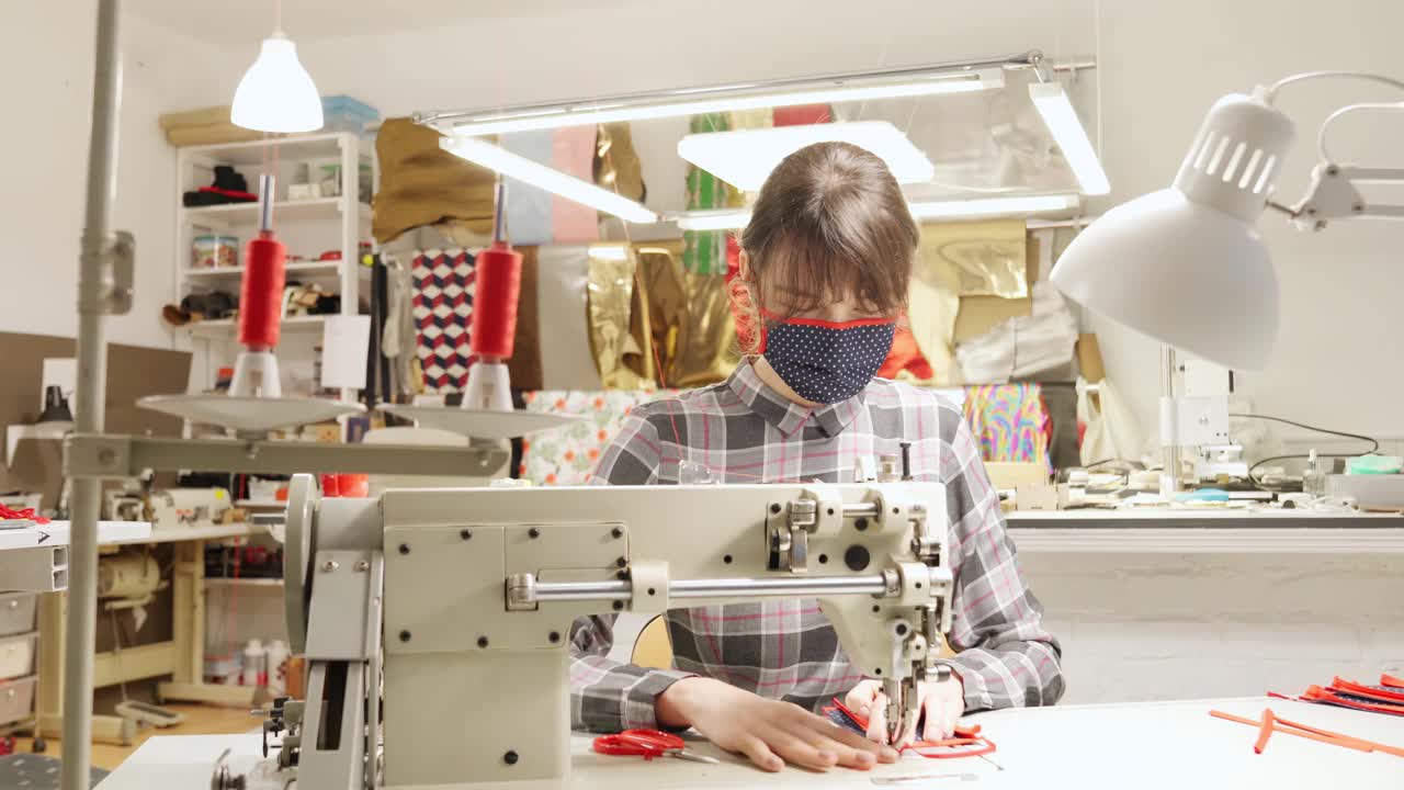 年轻女子在工作室工作，缝制医用口罩视频素材