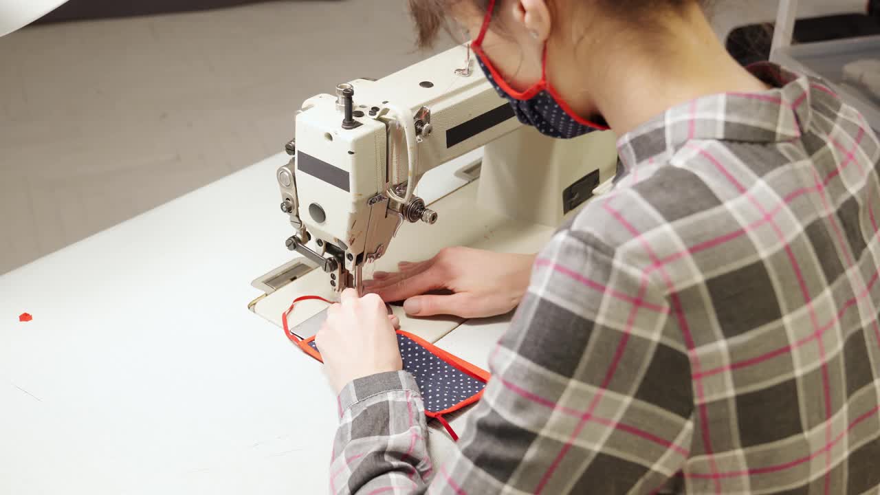 在缝纫机上制作面具的女裁缝视频素材
