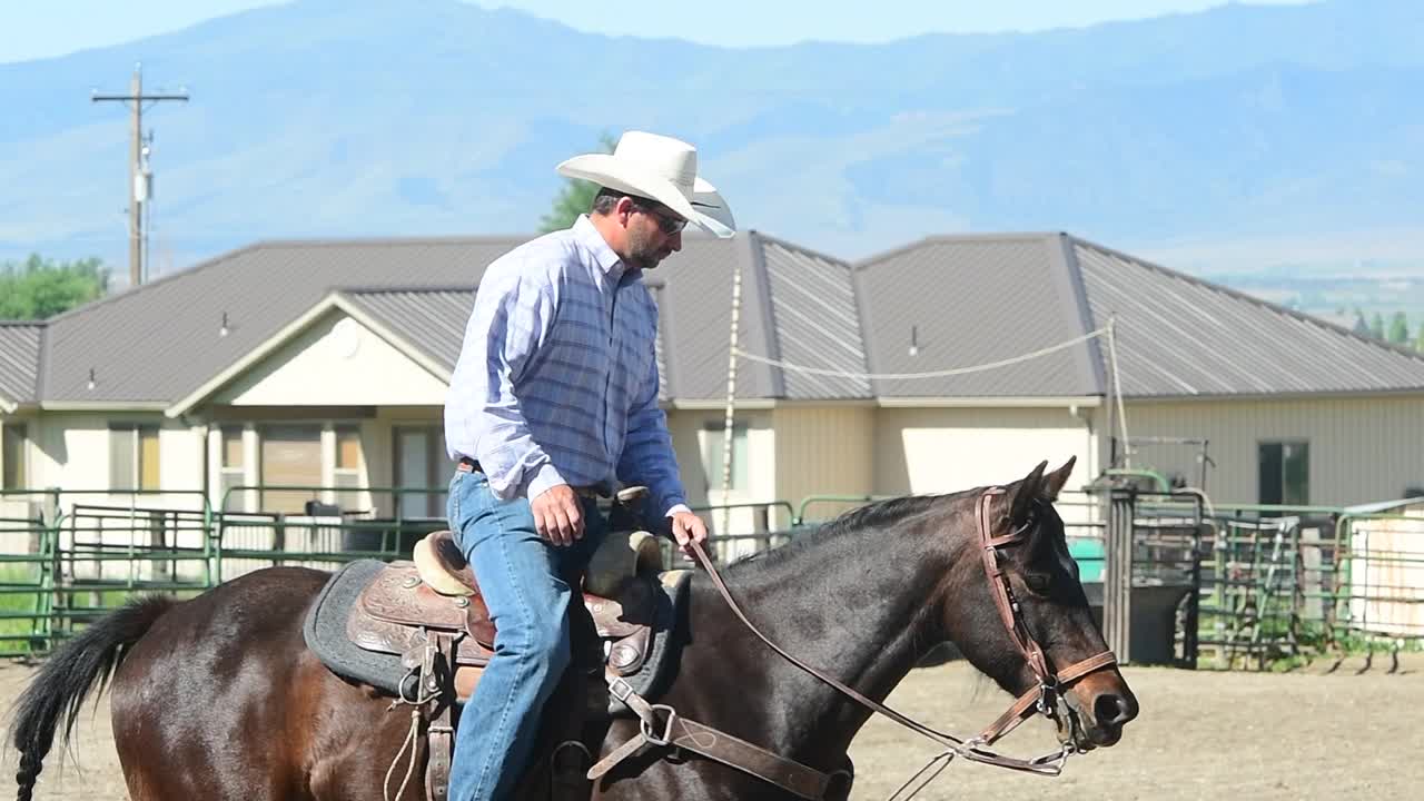 美国牛仔在犹他州牧场骑马的视频视频下载