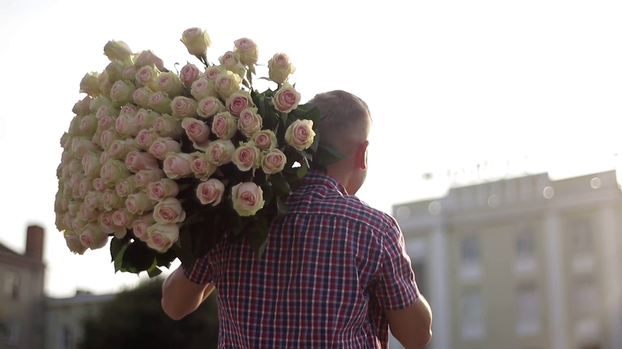 一个男人求婚，一大束鲜花视频素材