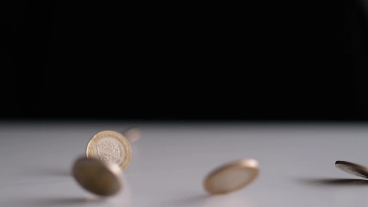 SLO MOT硬币落在黑色表面视频素材