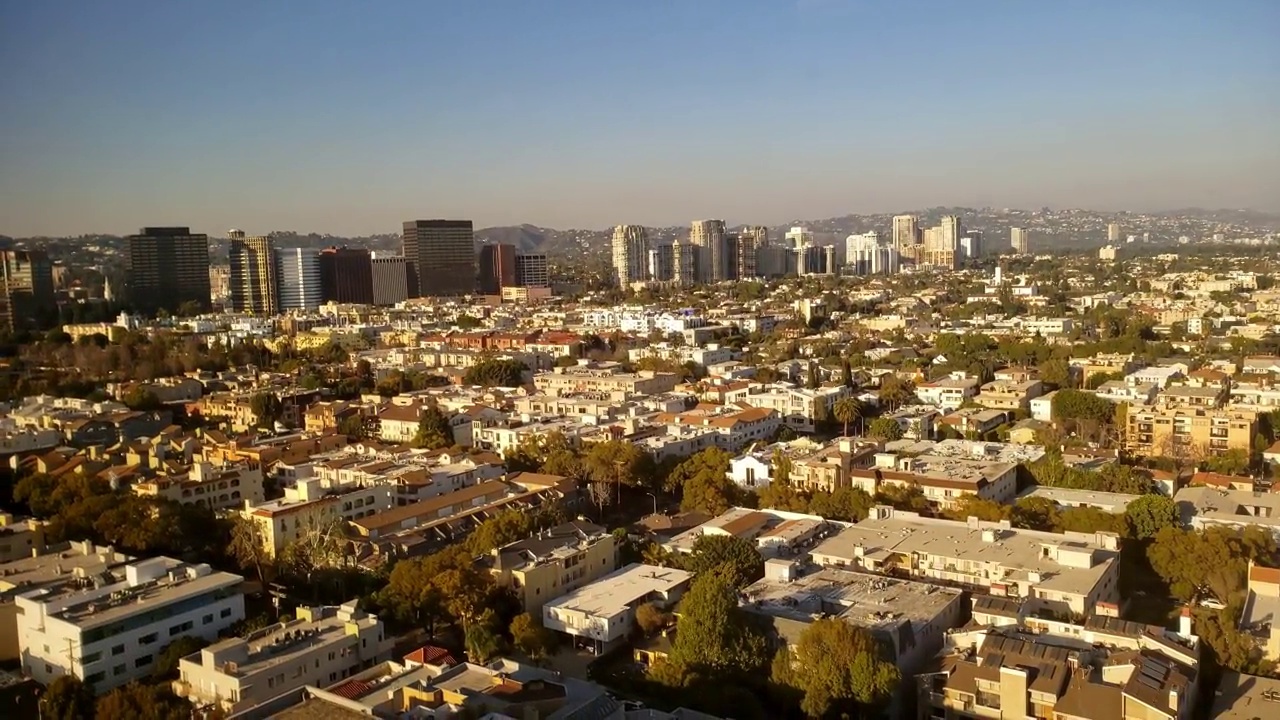 日落时分的西洛杉矶商业区和住宅区视频素材