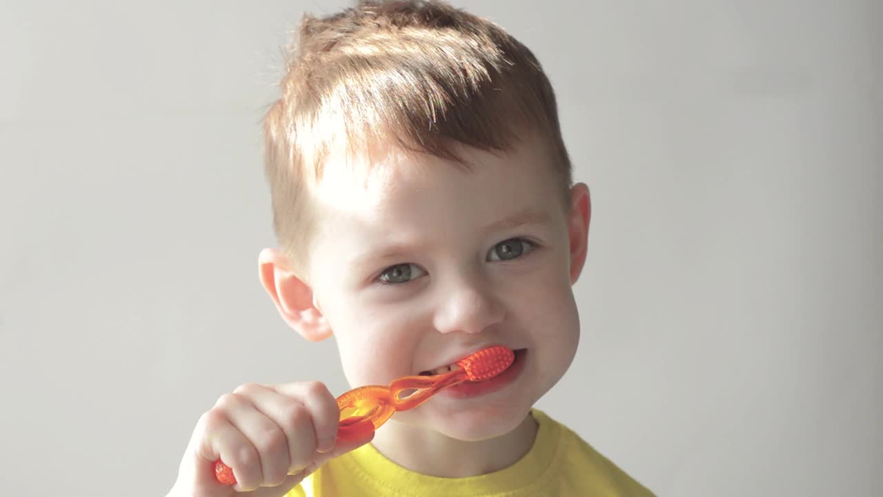 一个四岁的小男孩在阳光下刷牙。儿童口腔卫生的概念。视频下载