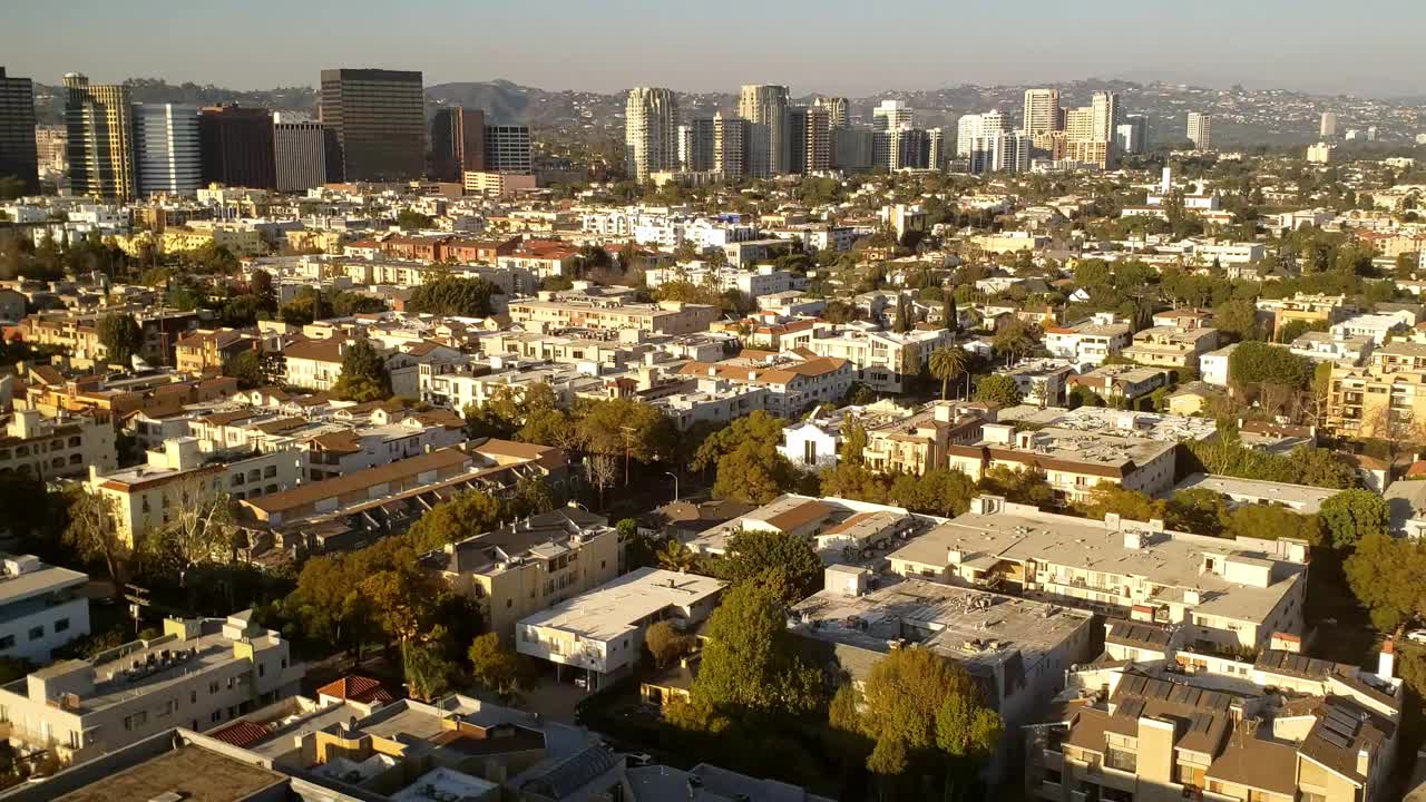 日落时分的西洛杉矶商业区和住宅区视频素材